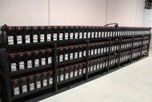 Der Batterieraum, ausgestattet mit 2 Batterie-Bänken von EnerSys, wurde mit genügend Platz für Wartungsarbeiten dimensioniert