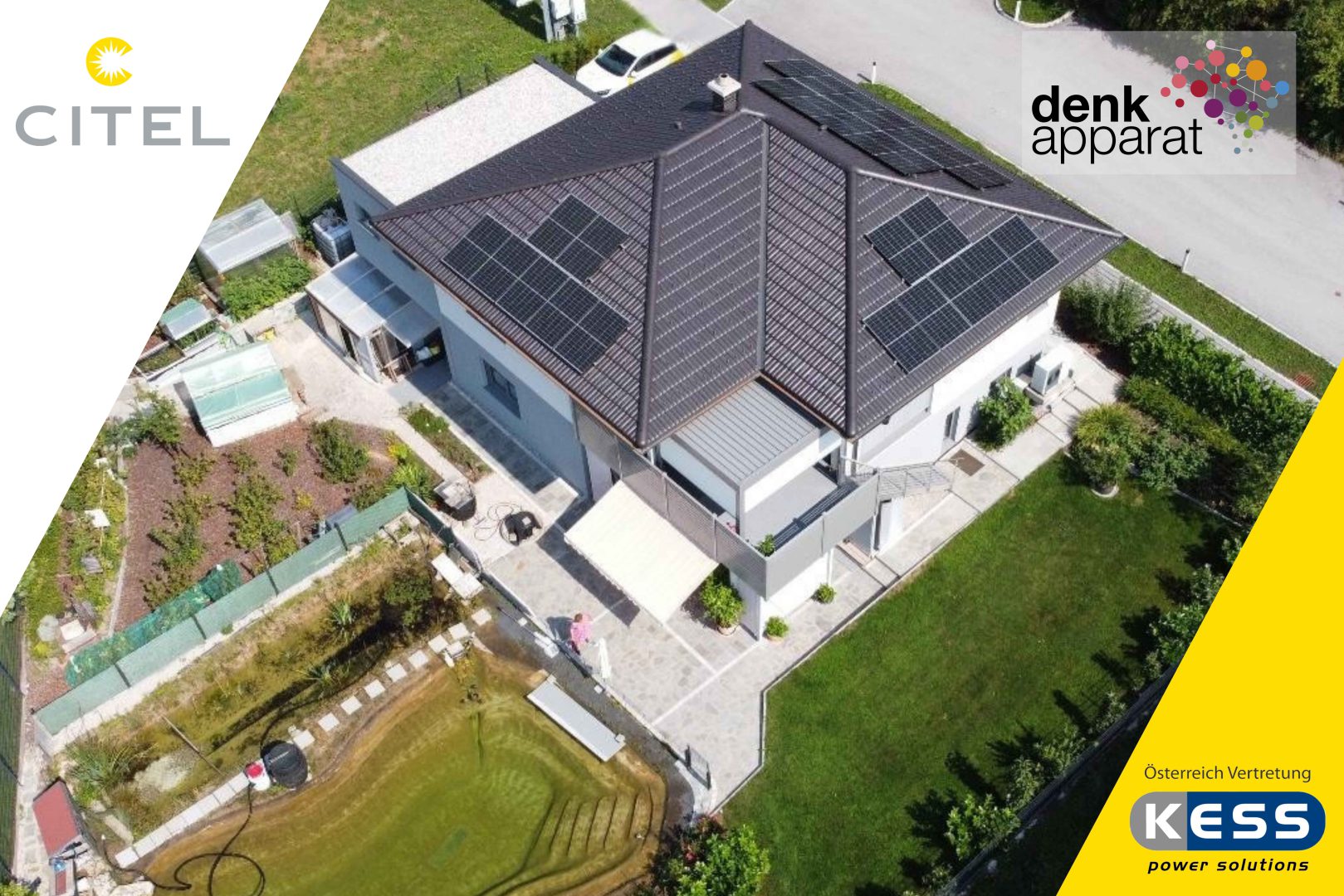 Die Luftaufnahme zeigt ein Wohnhaus mit einer modernen Photovoltaikanlage.